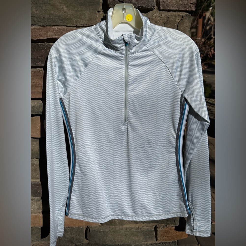 Athleta Light Gray Chevron Long Sleeve Top